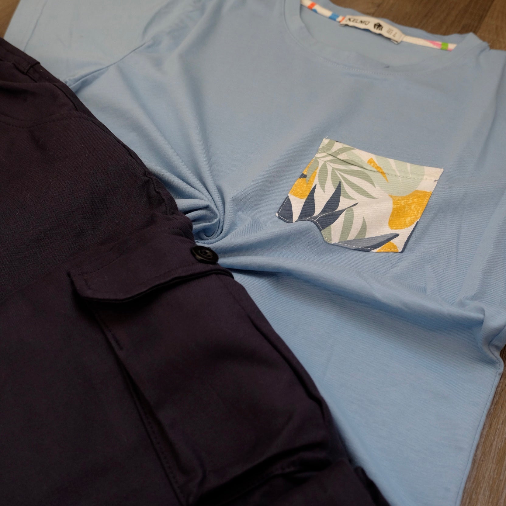 Ensemble Cargo Bleu Marine + T-Shirt Poche Bleu Ciel