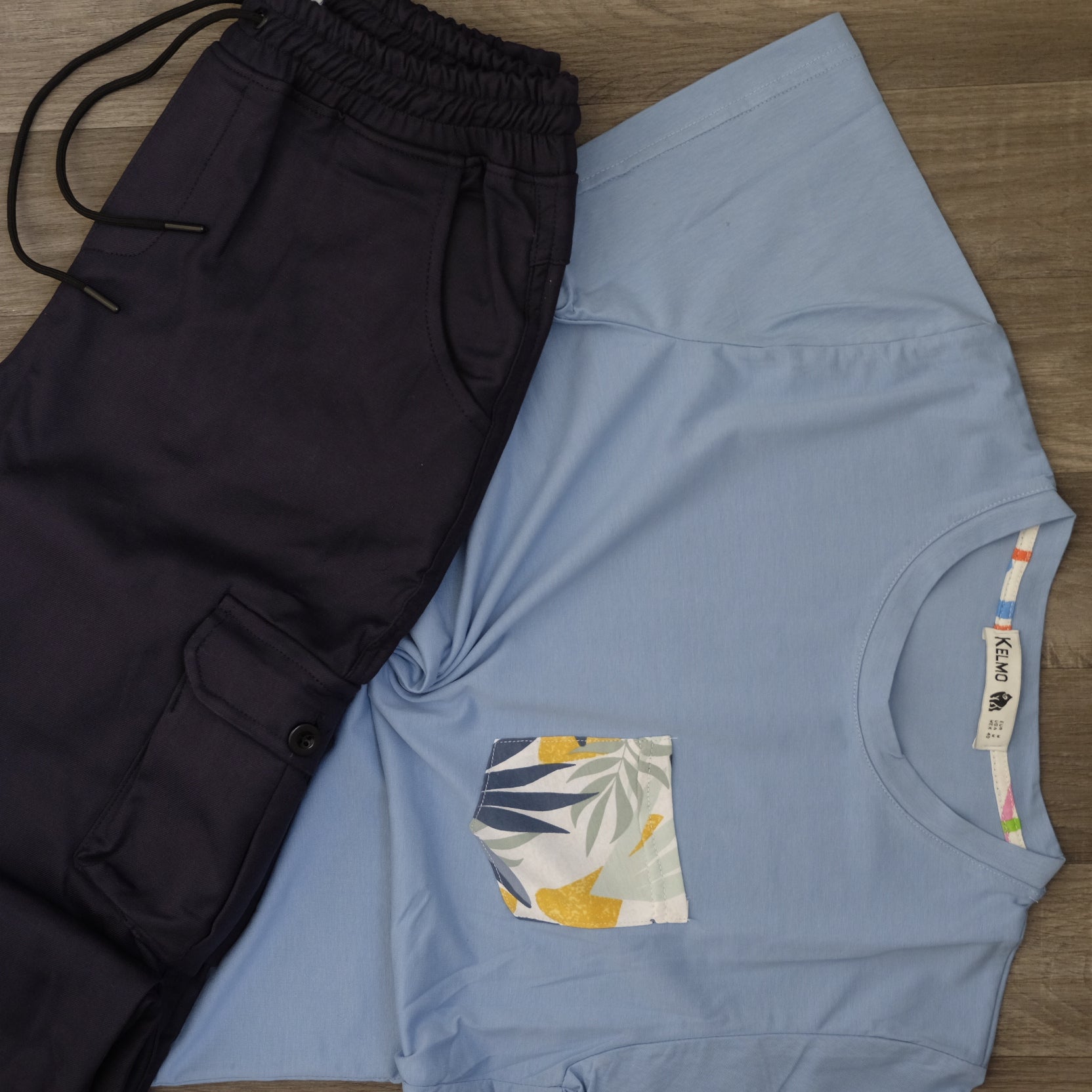 Ensemble Cargo Bleu Marine + T-Shirt Poche Bleu Ciel