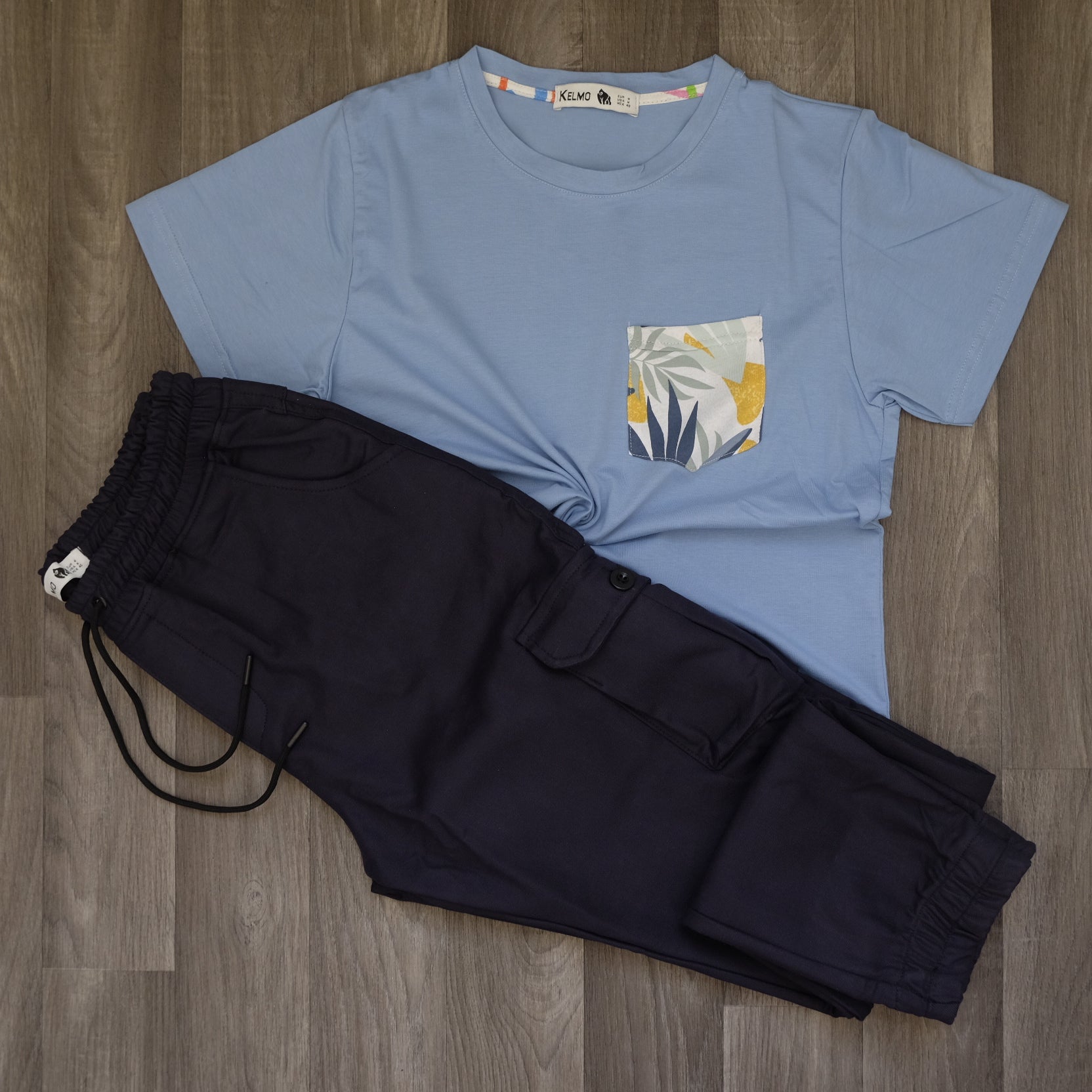 Ensemble Cargo Bleu Marine + T-Shirt Poche Bleu Ciel