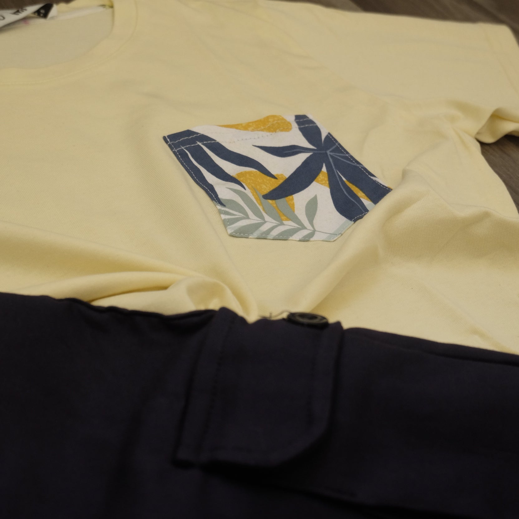 Ensemble Cargo Bleu Marine + T-Shirt Poche Jaune Poussin