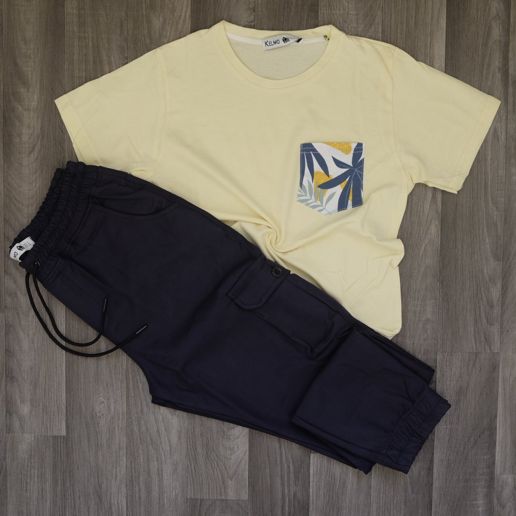 Ensemble Cargo Bleu Marine + T-Shirt Poche Jaune Poussin