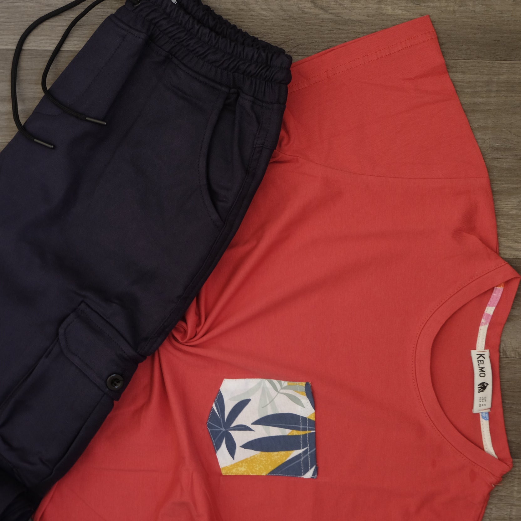 Ensemble Cargo Bleu Marine + T-Shirt Poche Rouge