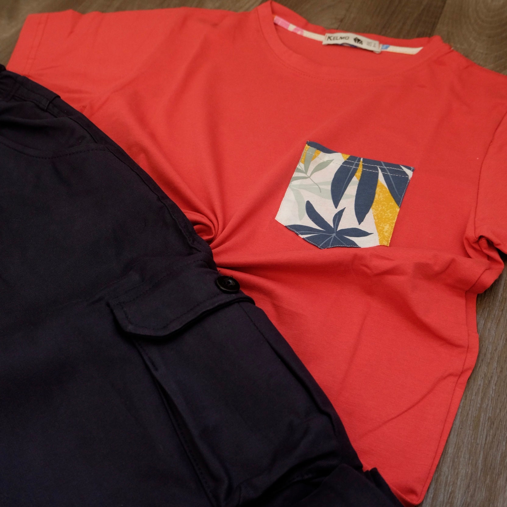 Ensemble Cargo Bleu Marine + T-Shirt Poche Rouge
