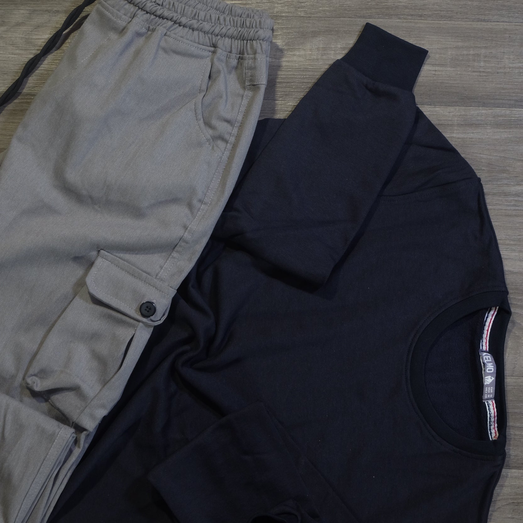 Ensemble Cargo Gris Clair + Sweat Bleu Marine