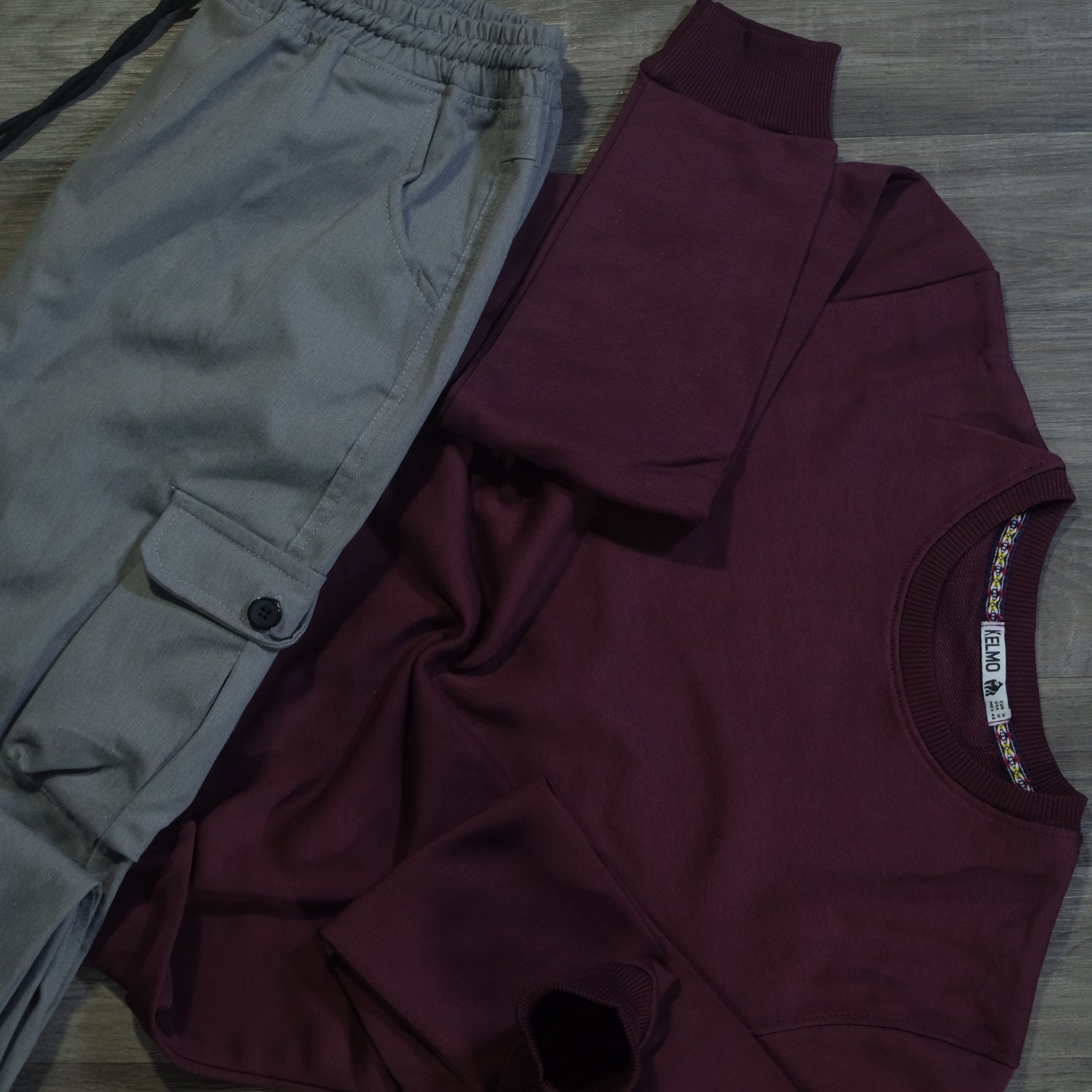 Ensemble Cargo Gris Clair + Sweat Grenat