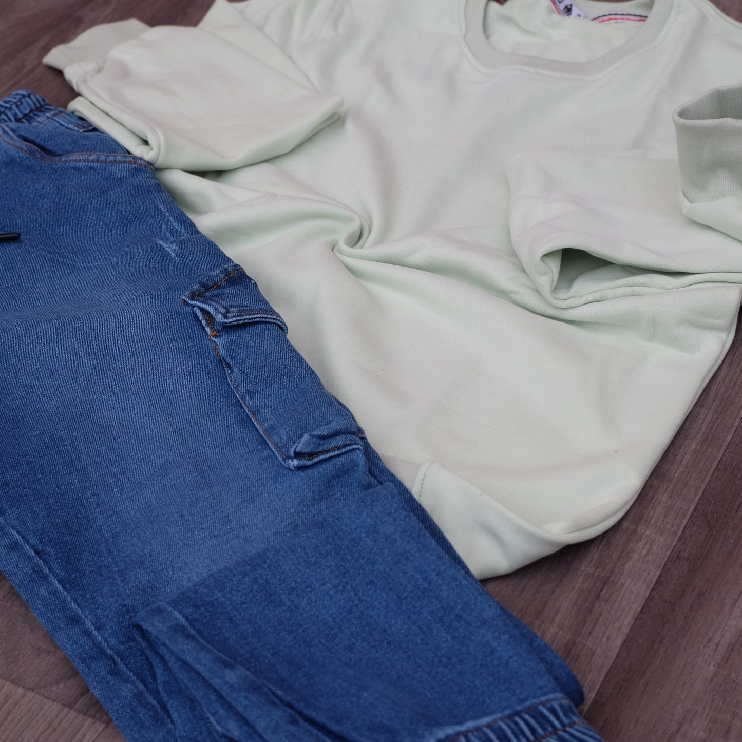 Ensemble Cargo Jeans Délavé Bleu  + Sweat Vert Nil