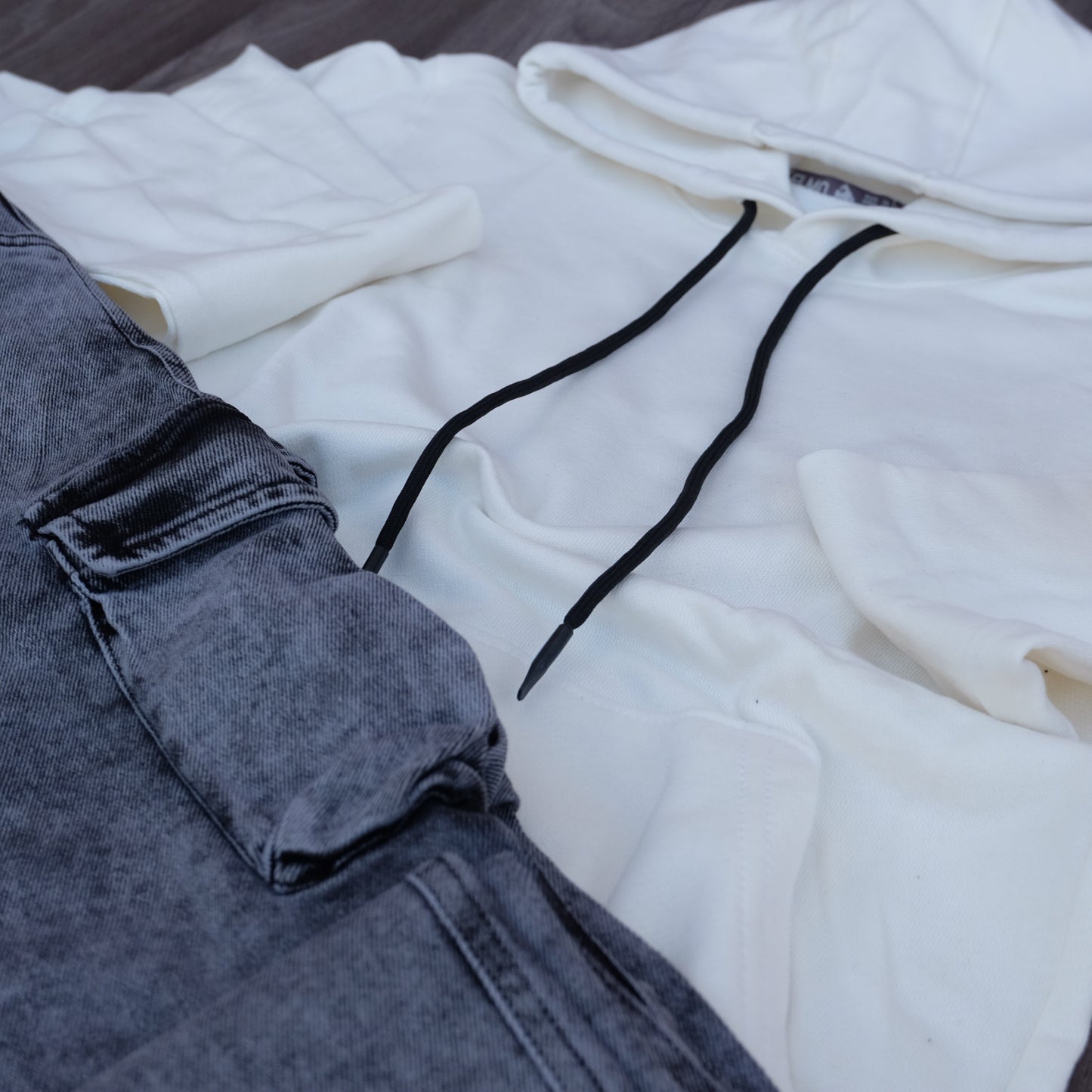 Ensemble Cargo Jeans Délavé Gris  + Capuche Cotton Blanc