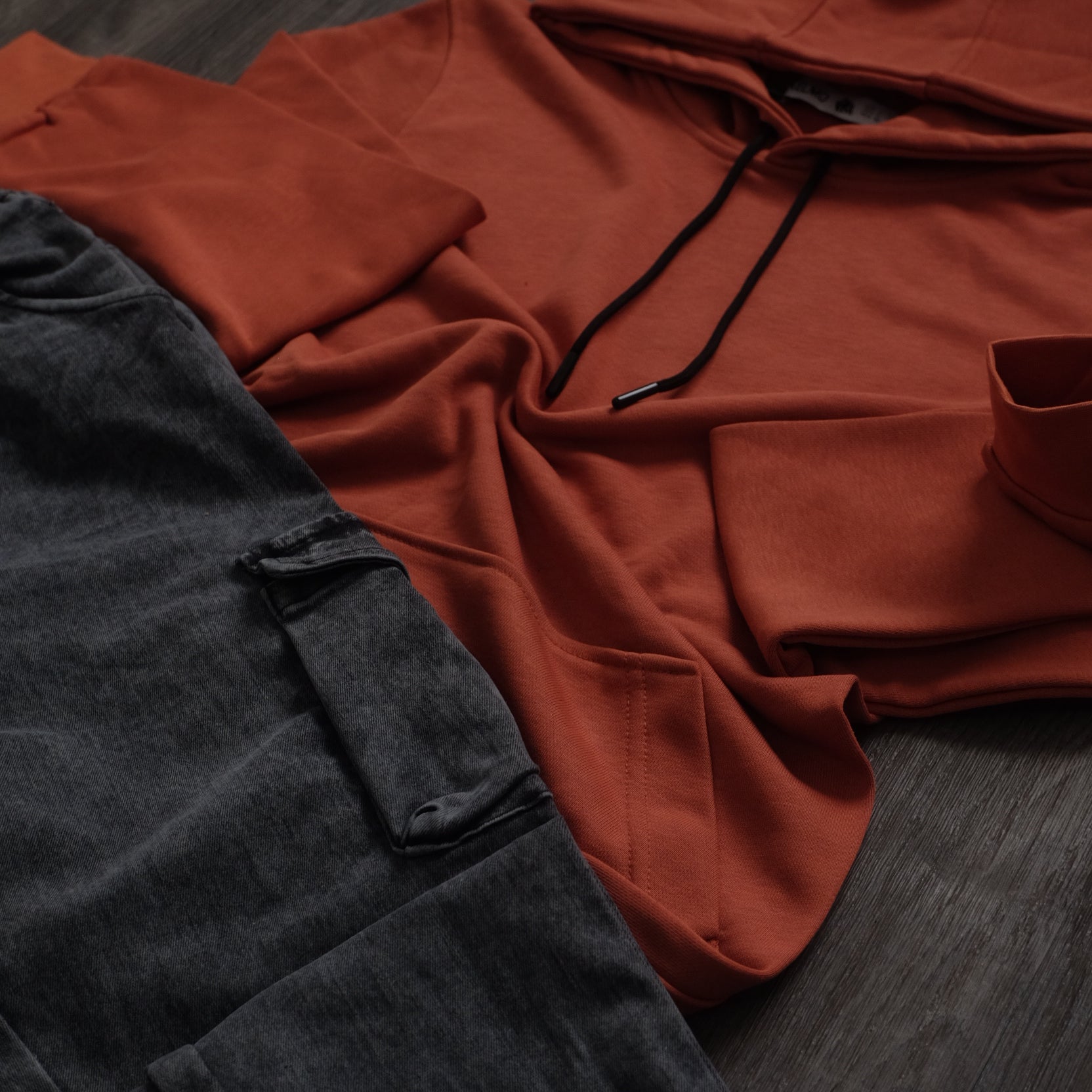 Ensemble Cargo Jeans Délavé Gris  + Capuche Cotton Rouge Brique