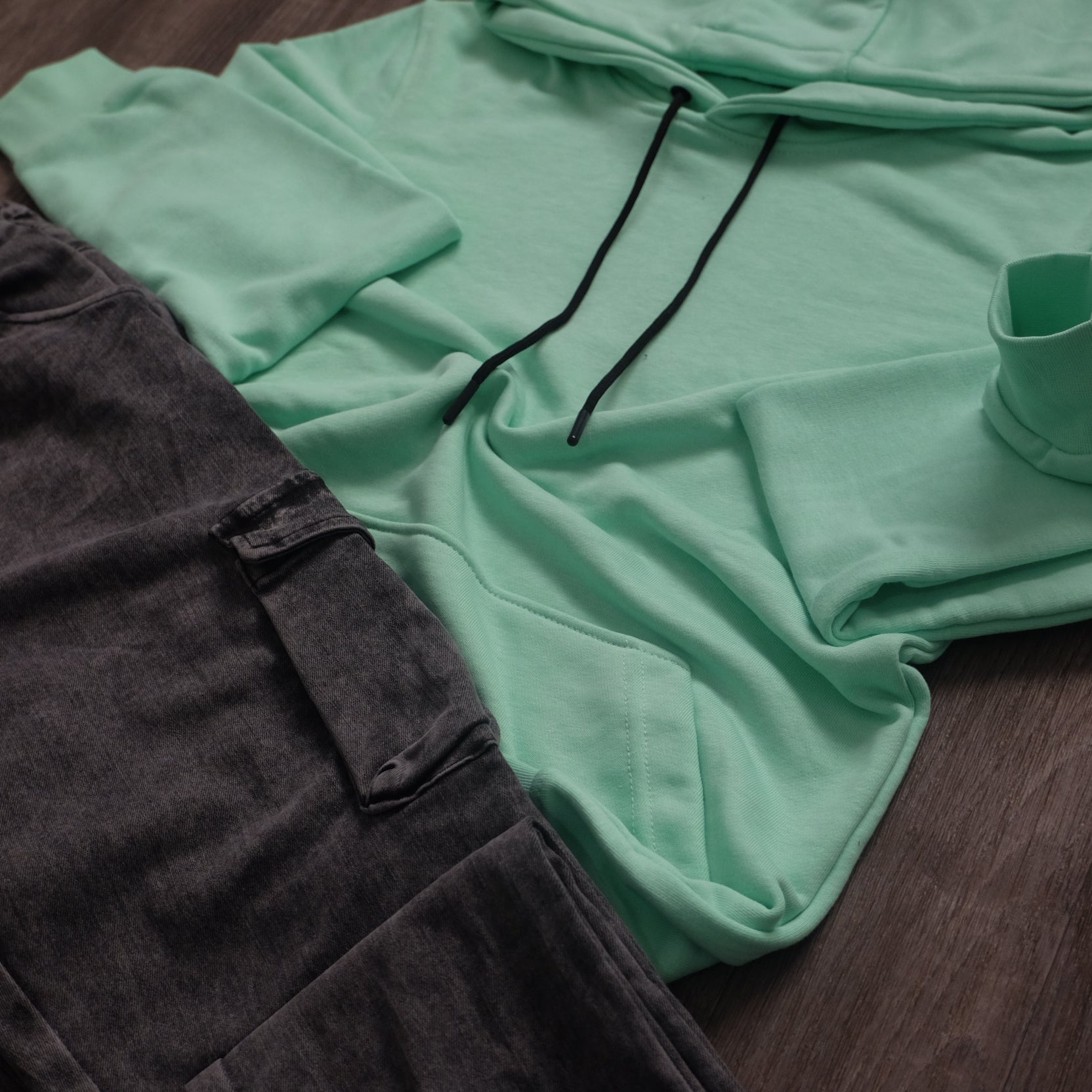 Ensemble Cargo Jeans Délavé Gris  + Capuche Cotton Vert Nil