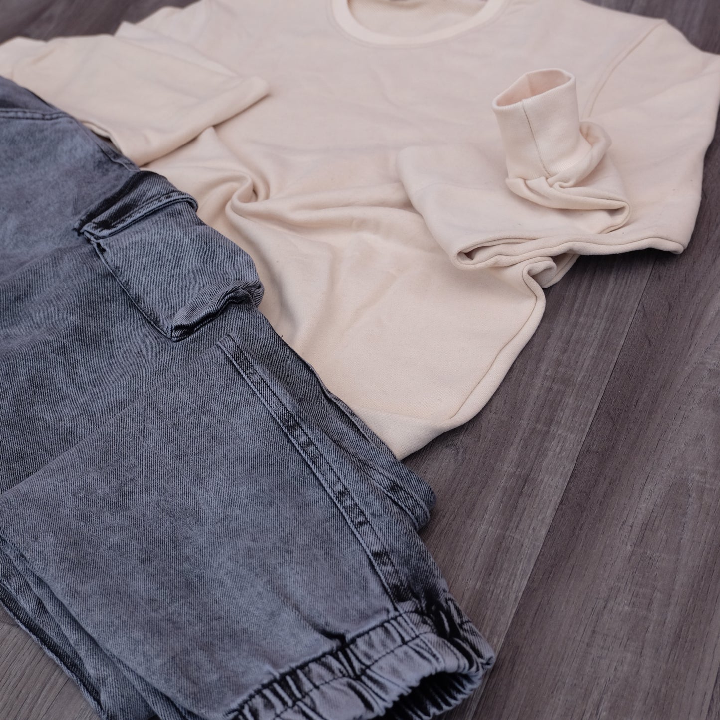 Ensemble Cargo Jeans Délavé Gris  + Sweat Beige