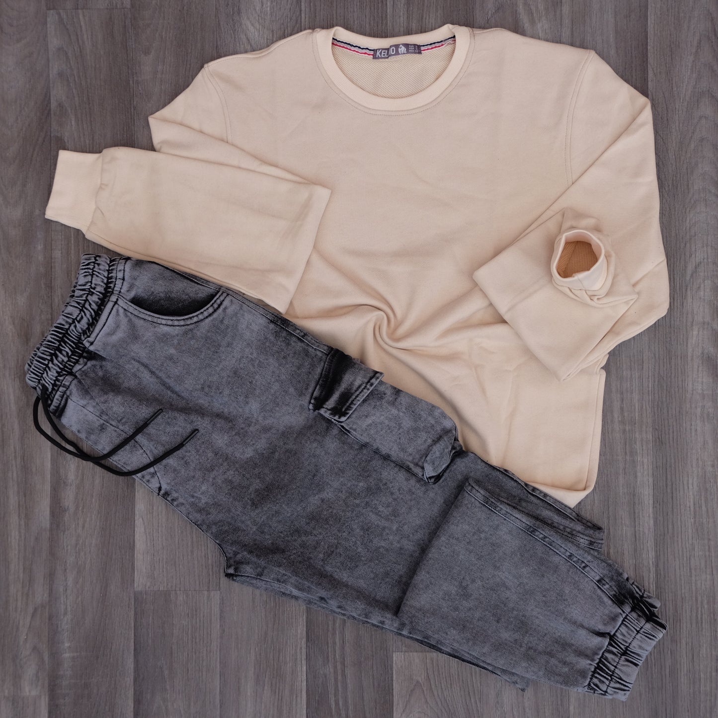 Ensemble Cargo Jeans Délavé Gris  + Sweat Beige