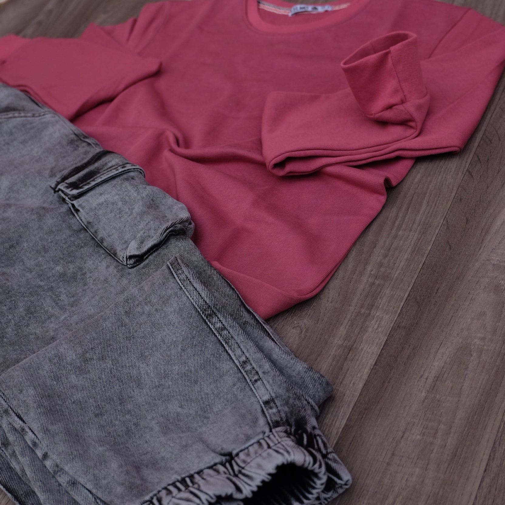 Ensemble Cargo Jeans Délavé Gris  + Sweat Grenat Clair