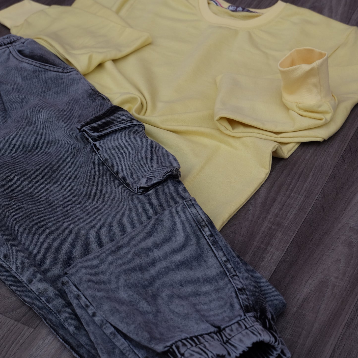 Ensemble Cargo Jeans Délavé Gris  + Sweat Jaune Poussin