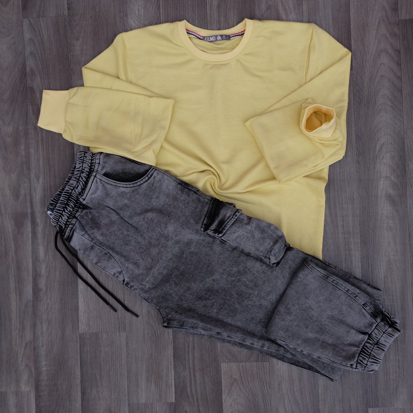 Ensemble Cargo Jeans Délavé Gris  + Sweat Jaune Poussin