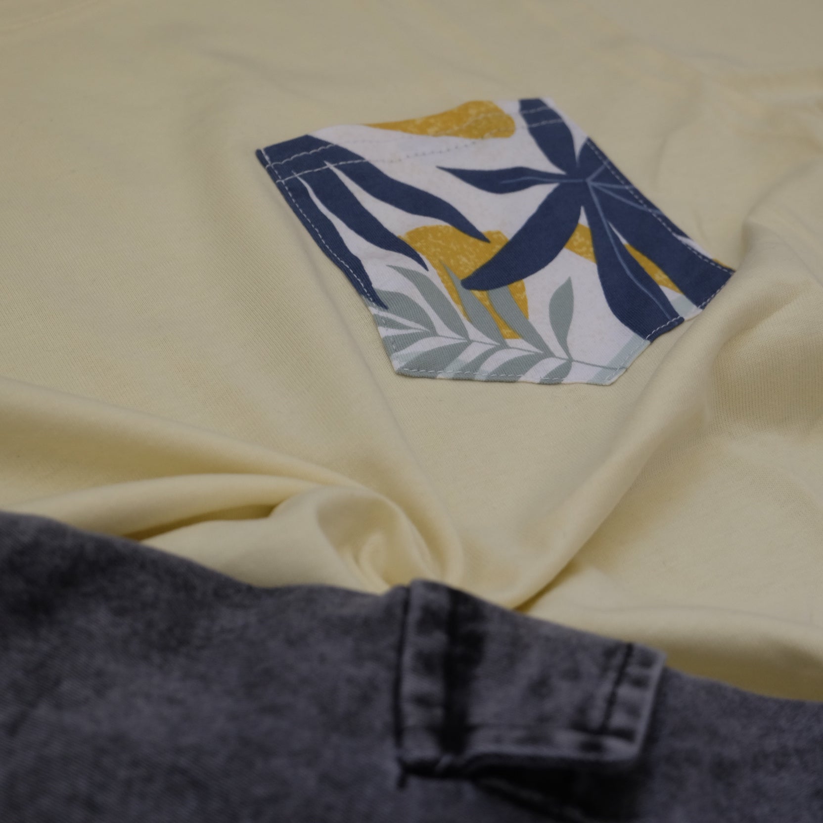 Ensemble Cargo Jeans Délavé Gris  + T-Shirt Poche Jaune Poussin