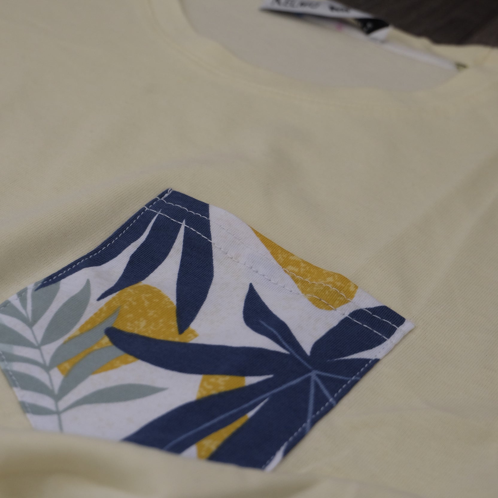 Ensemble Cargo Jeans Délavé Gris  + T-Shirt Poche Jaune Poussin