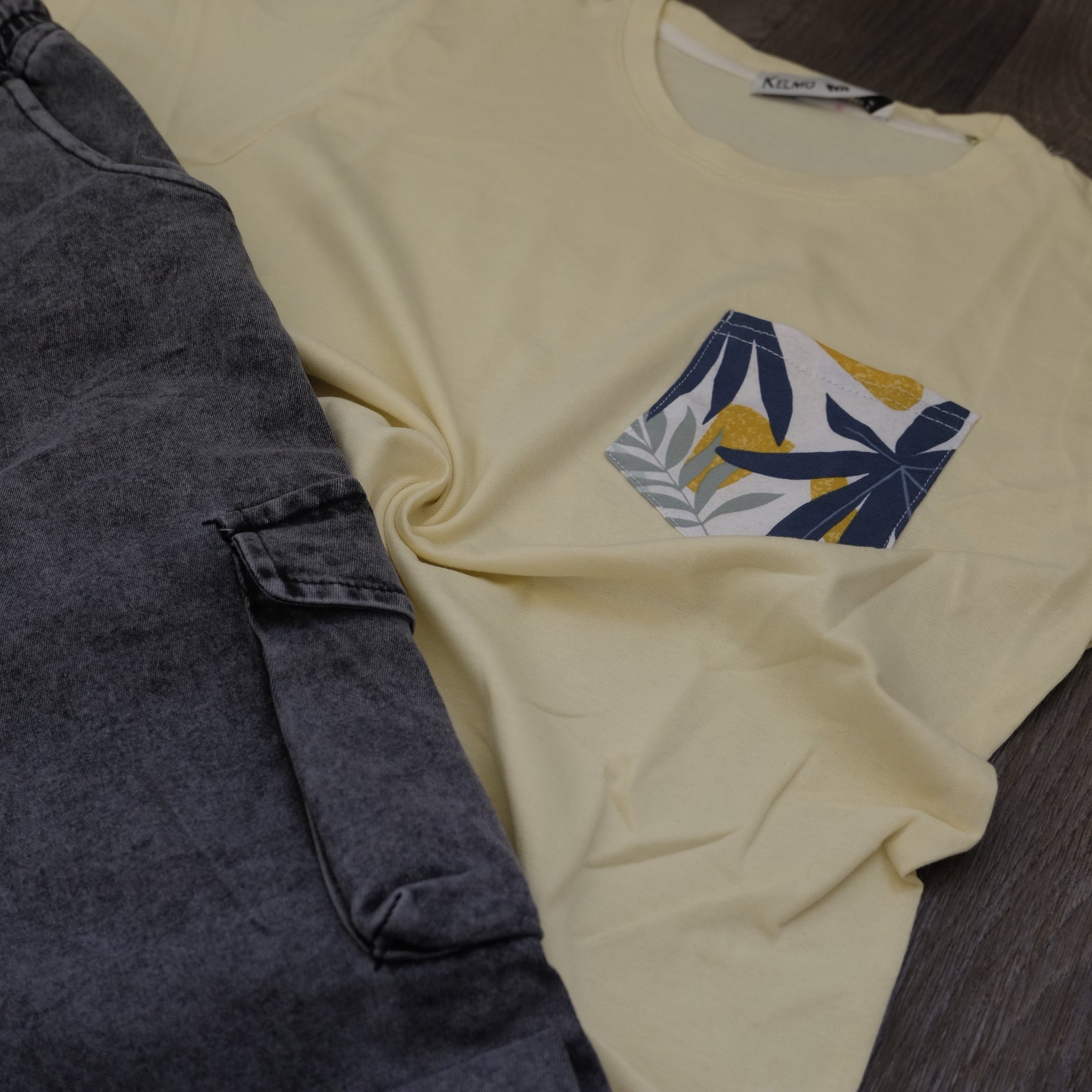 Ensemble Cargo Jeans Délavé Gris  + T-Shirt Poche Jaune Poussin