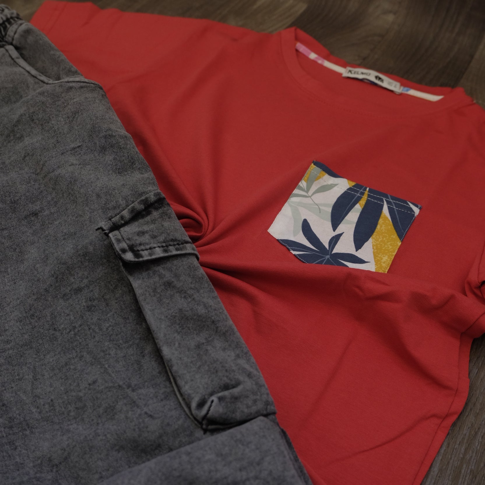 Ensemble Cargo Jeans Délavé Gris  + T-Shirt Poche Rouge