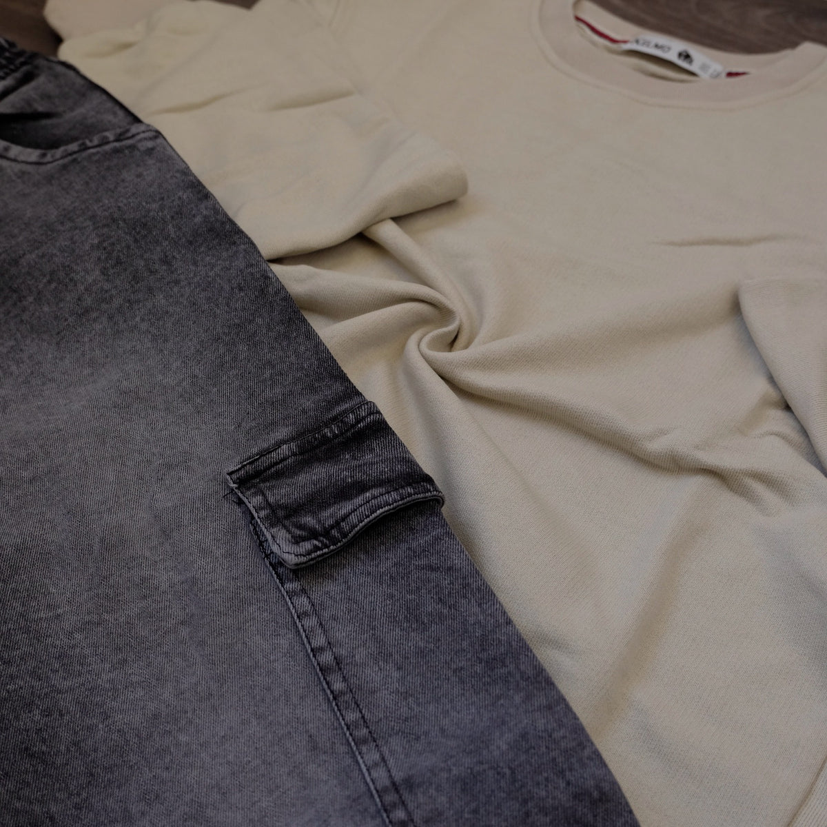 Ensemble Cargo Jeans Droit Gris  + Sweat Beige