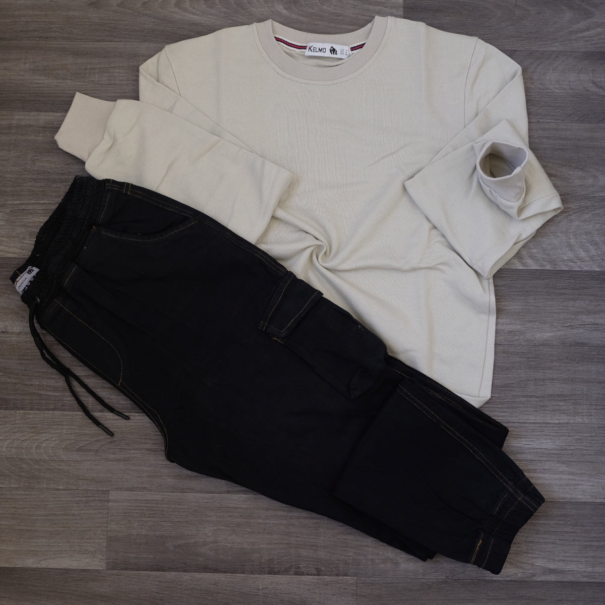 Ensemble Cargo Jeans Noir  + Sweat Beige