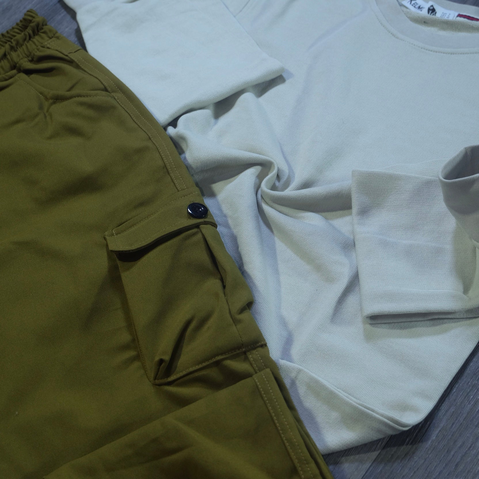 Ensemble Cargo Kaki Clair + Sweat Beige