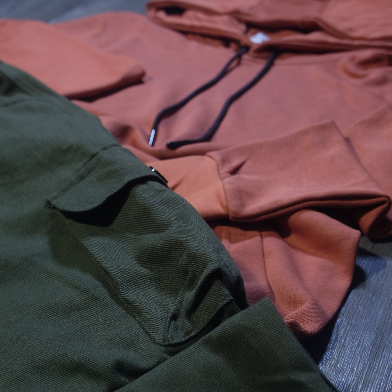 Ensemble Cargo Kaki Fonce + Capuche Cotton Rouge Brique