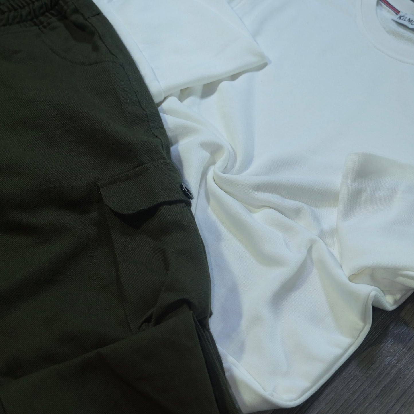 Ensemble Cargo Kaki Fonce + Sweat Blanc