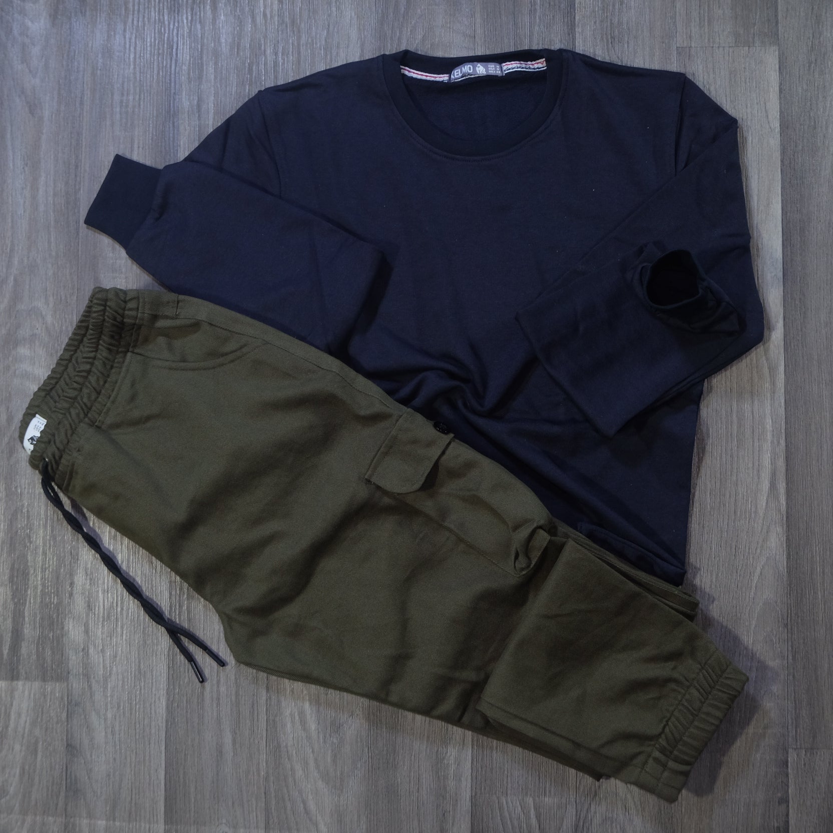 Ensemble Cargo Kaki Fonce + Sweat Bleu Marine