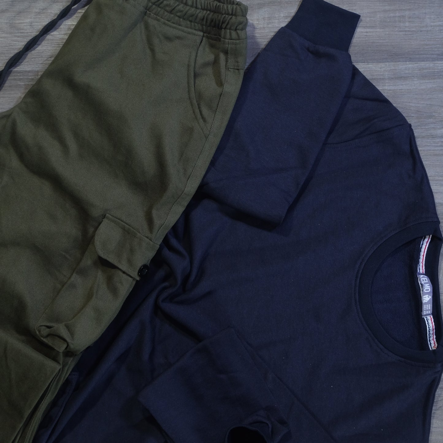 Ensemble Cargo Kaki Fonce + Sweat Bleu Marine