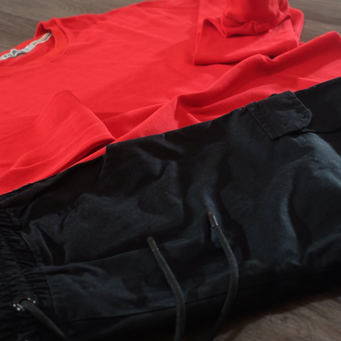 Ensemble Cargo Noir + Sweat Rouge