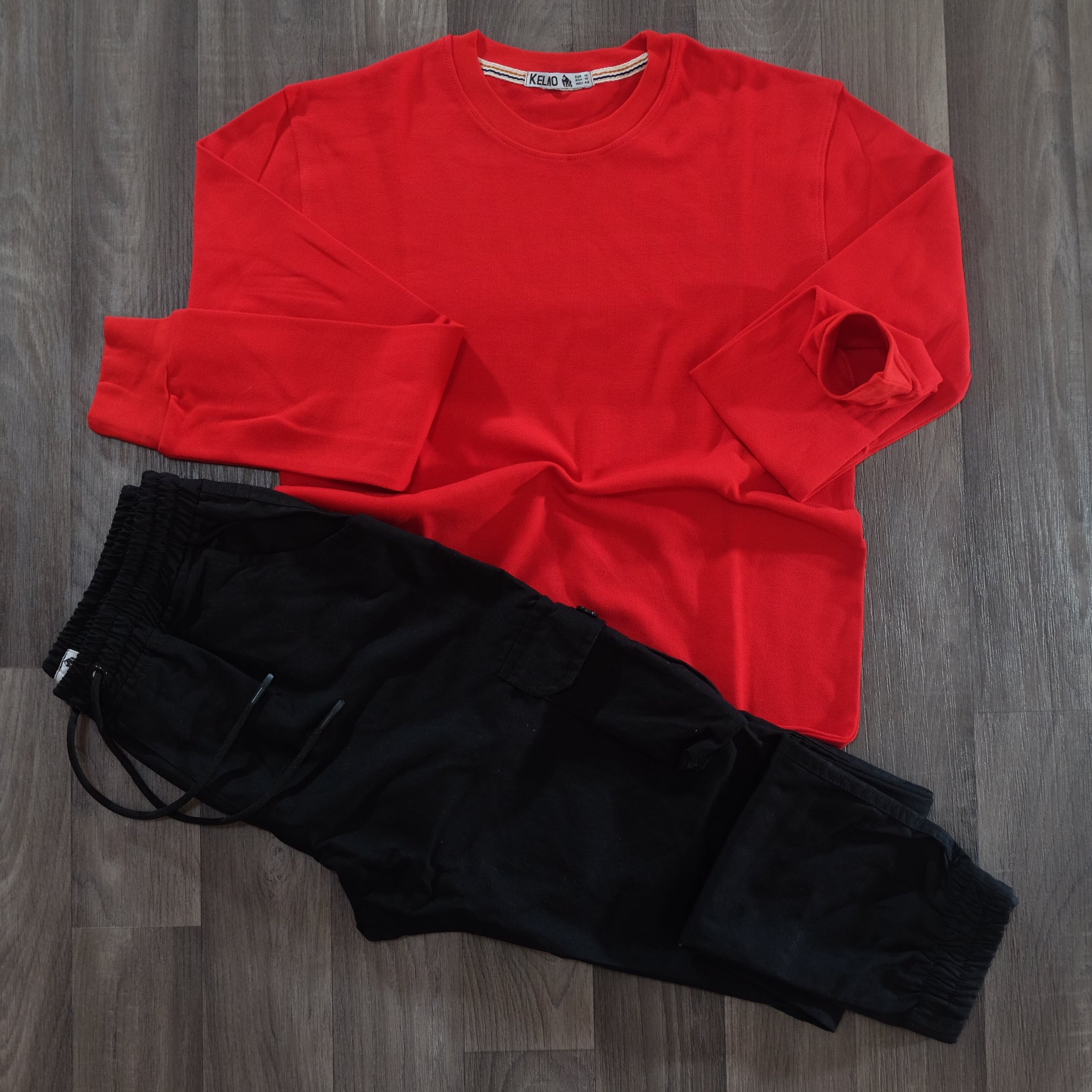 Ensemble Cargo Noir + Sweat Rouge