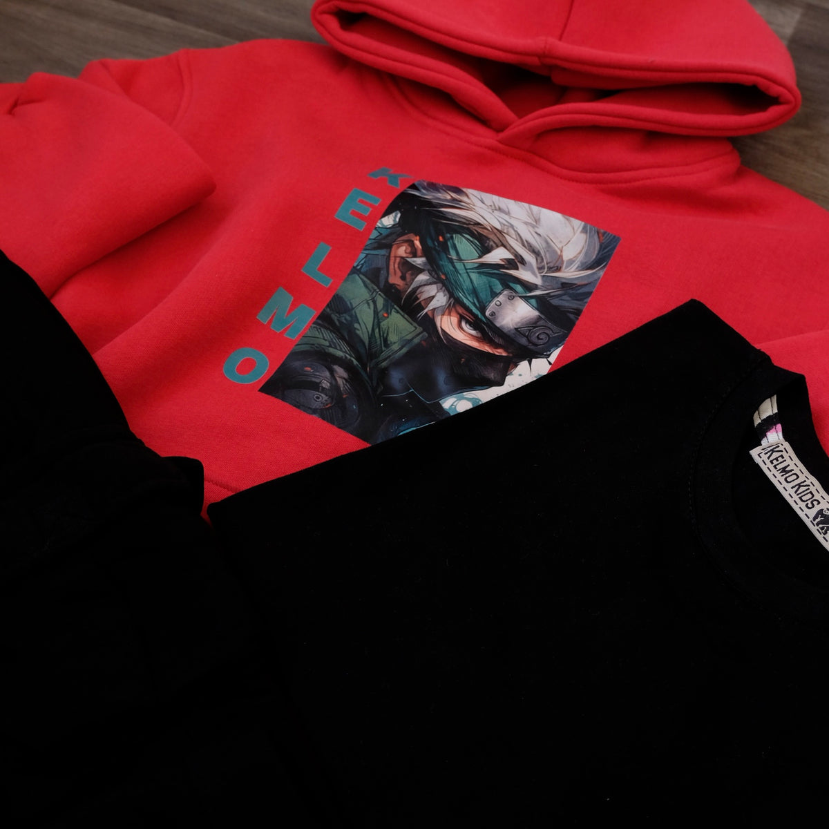 Ensemble Enfant 3 Pieces Capuche Rouge Naro + jogging Cargo Noir + T-Shirt Noir