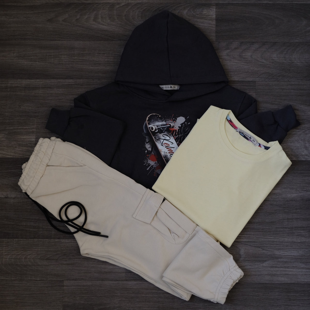 Ensemble Enfant 3 Pieces Capuche Gris Fonce sky +jogging Cargo Beige + T-Shirt Juane