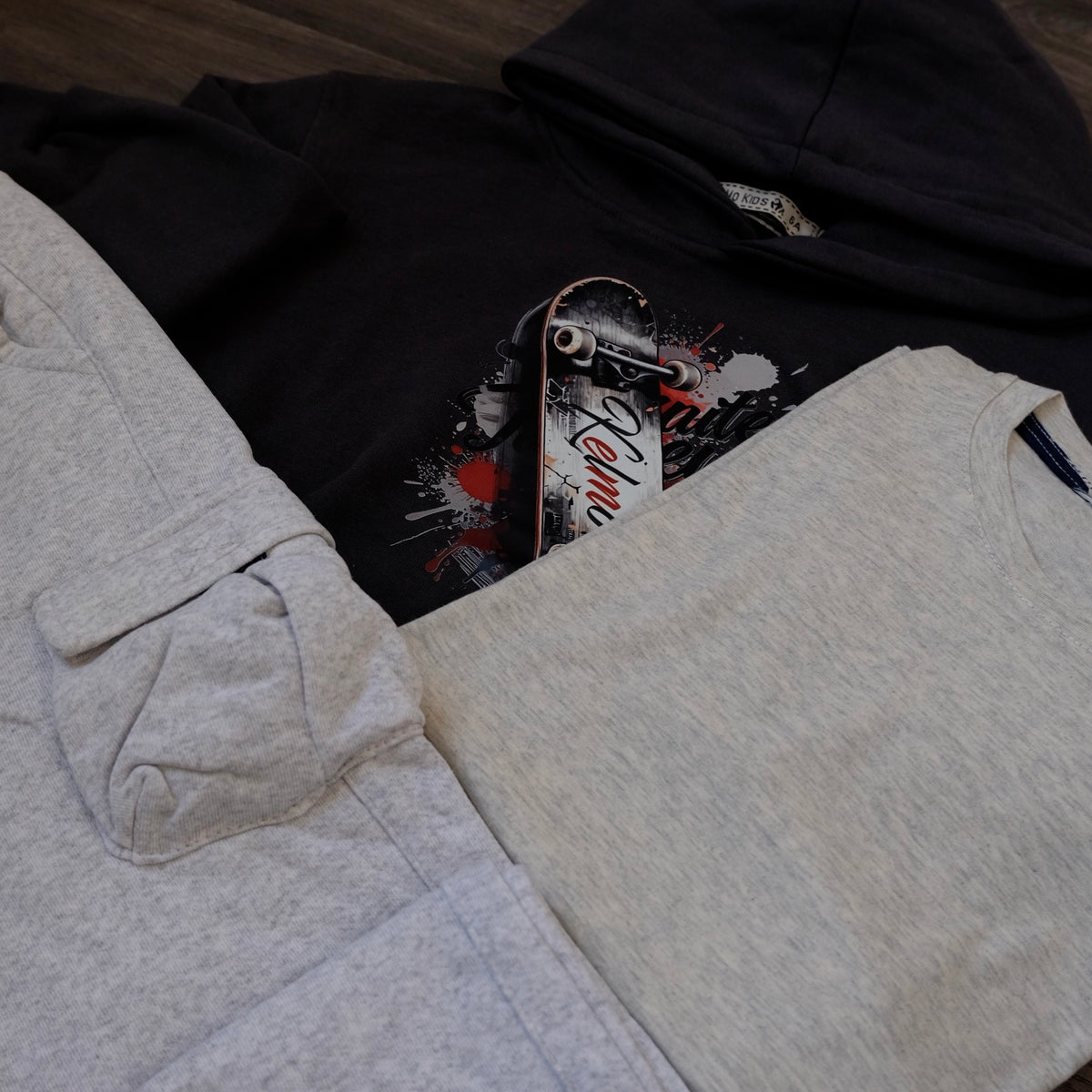 Ensemble Enfant 3 Pieces Capuche Gris Fonce sky +jogging Cargo Gris Chine + T-Shirt Gris Chine