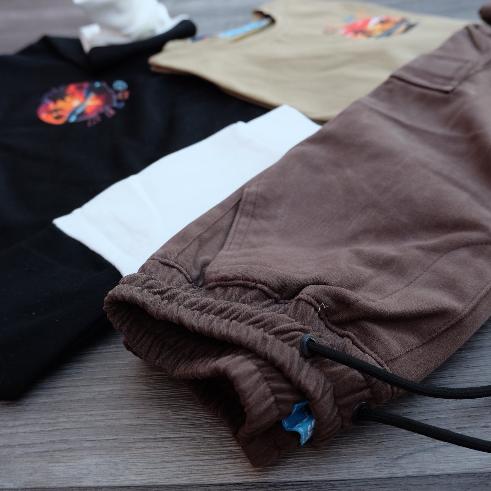 Ensemble Enfant 3 Pieces Cargo Marron + Sweat Noir + T-Shirt Kaki