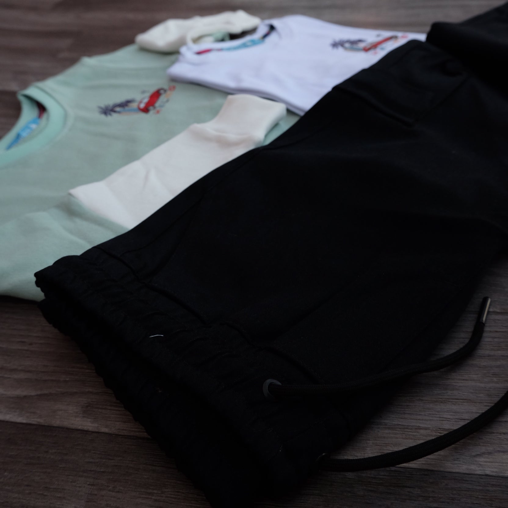Ensemble Enfant 3 Pieces Cargo Noir + Sweat Vert Nil + T-Shirt Blanc