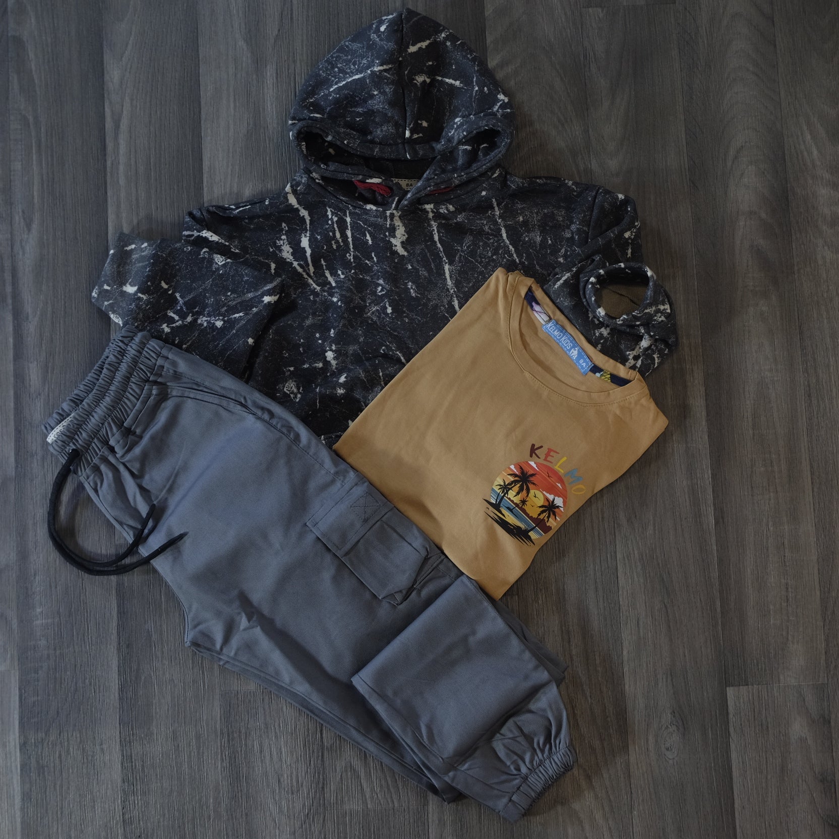 Ensemble Enfant 3 Pieces Pantalon Cargo Gris +Sweat a Capuche Camouflage Gris Fonce + T-Shirt Marron Clair