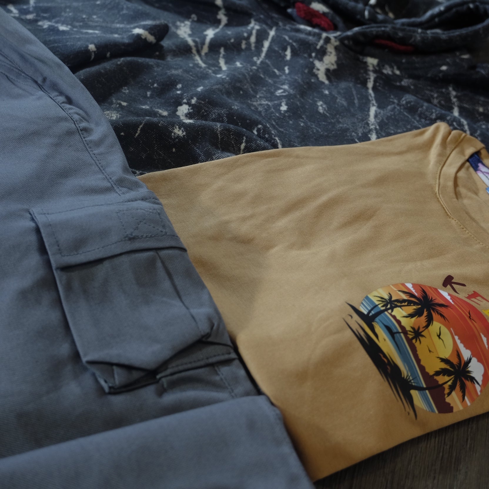 Ensemble Enfant 3 Pieces Pantalon Cargo Gris +Sweat a Capuche Camouflage Gris Fonce + T-Shirt Marron Clair