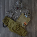 Ensemble Enfant 3 Pieces Pantalon Cargo Kaki +Sweat a Capuche Camouflage Kaki + T-Shirt Kaki