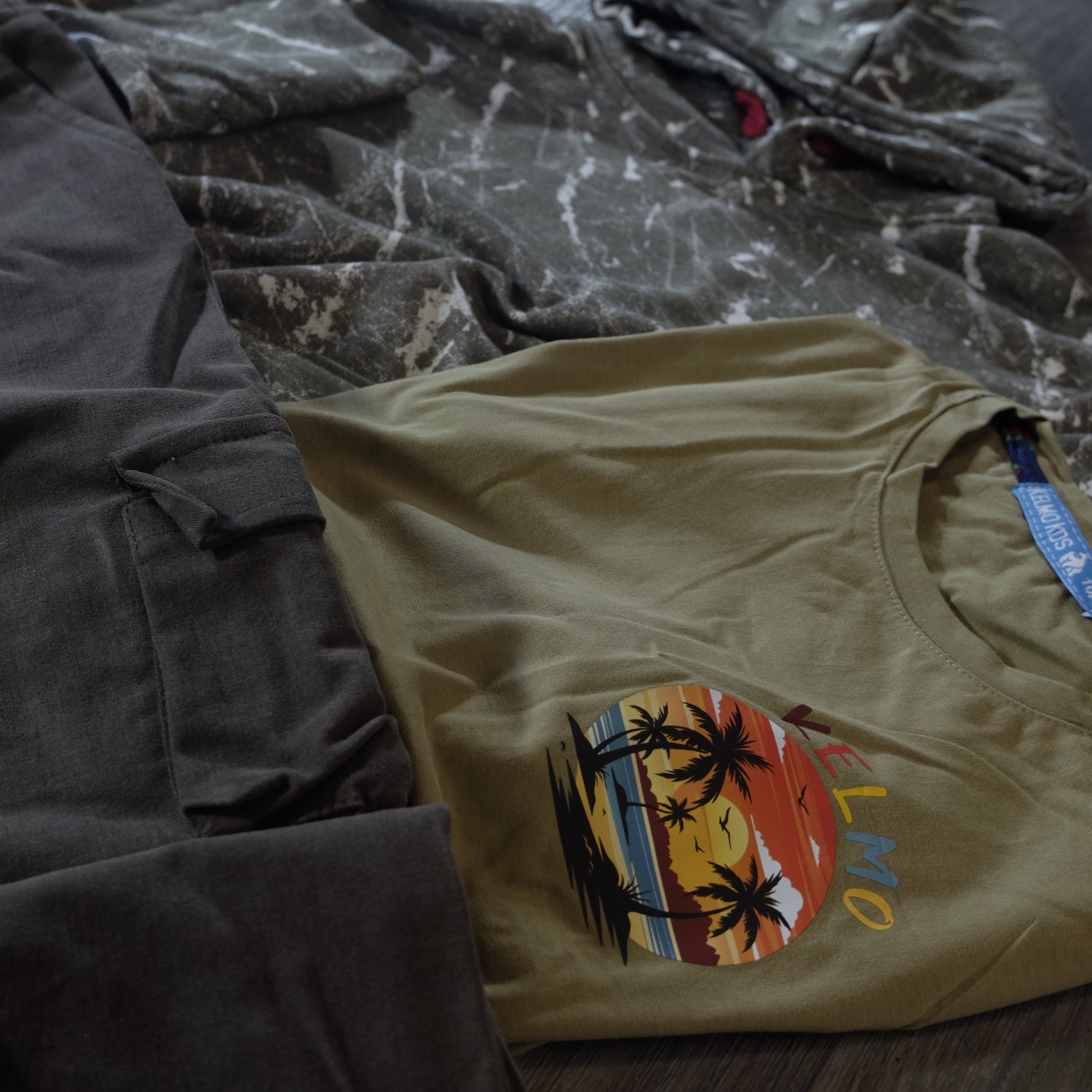 Ensemble Enfant 3 Pieces Pantalon Cargo Marron +Sweat a Capuche Camouflage Kaki + T-Shirt Kaki