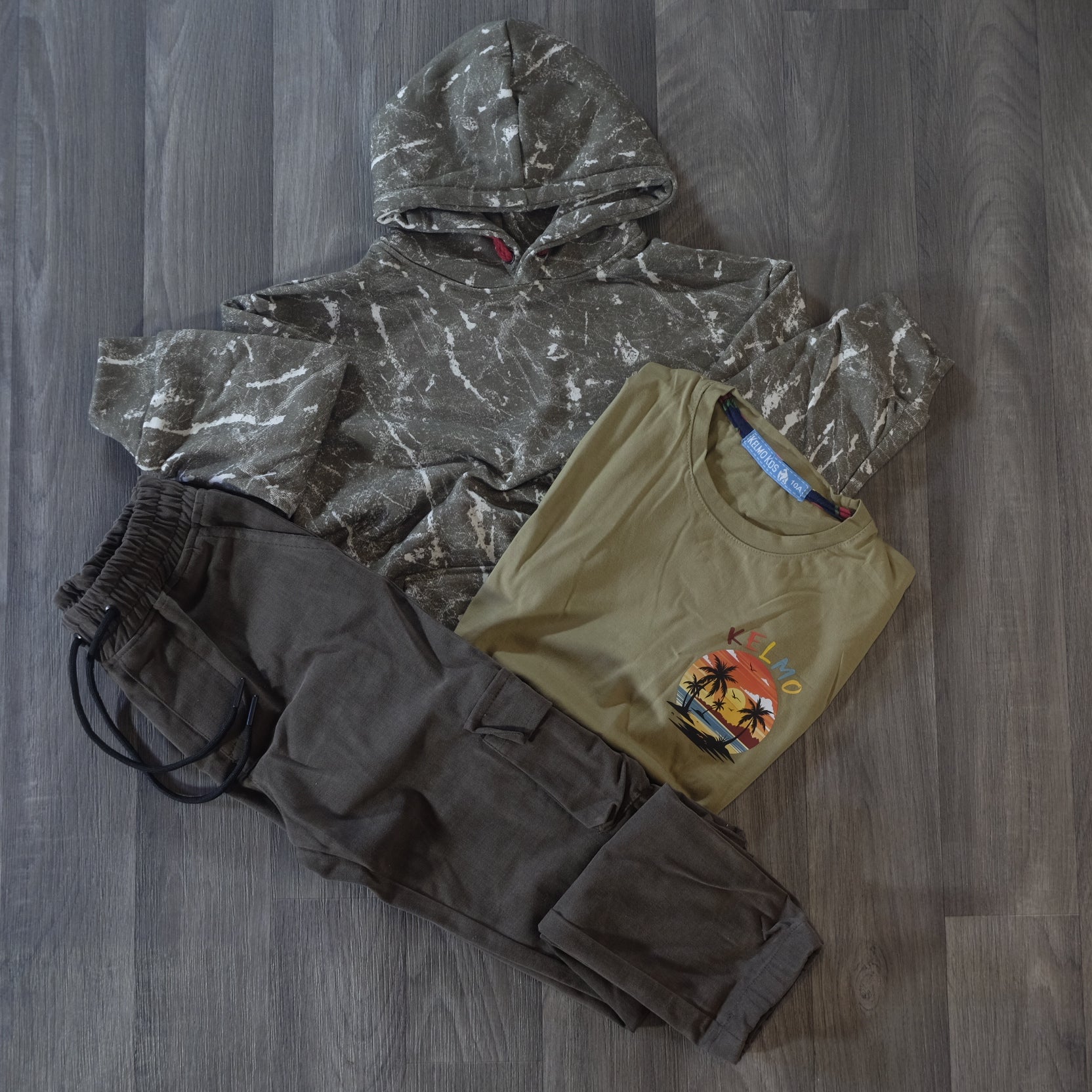 Ensemble Enfant 3 Pieces Pantalon Cargo Marron +Sweat a Capuche Camouflage Kaki + T-Shirt Kaki