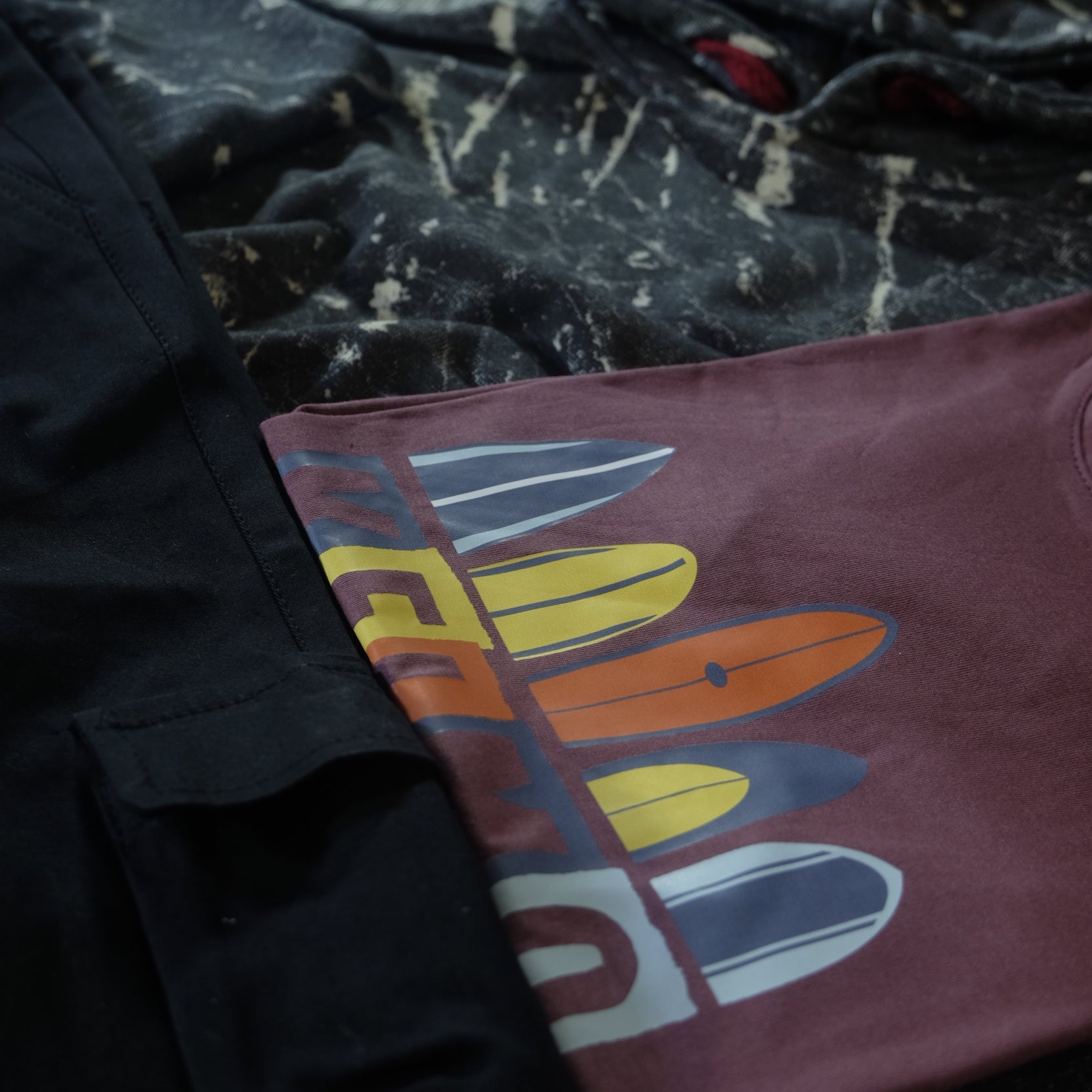 Ensemble Enfant 3 Pieces Pantalon Cargo Noir +Sweat a Capuche Camouflage Gris Fonce + T-Shirt Grenat