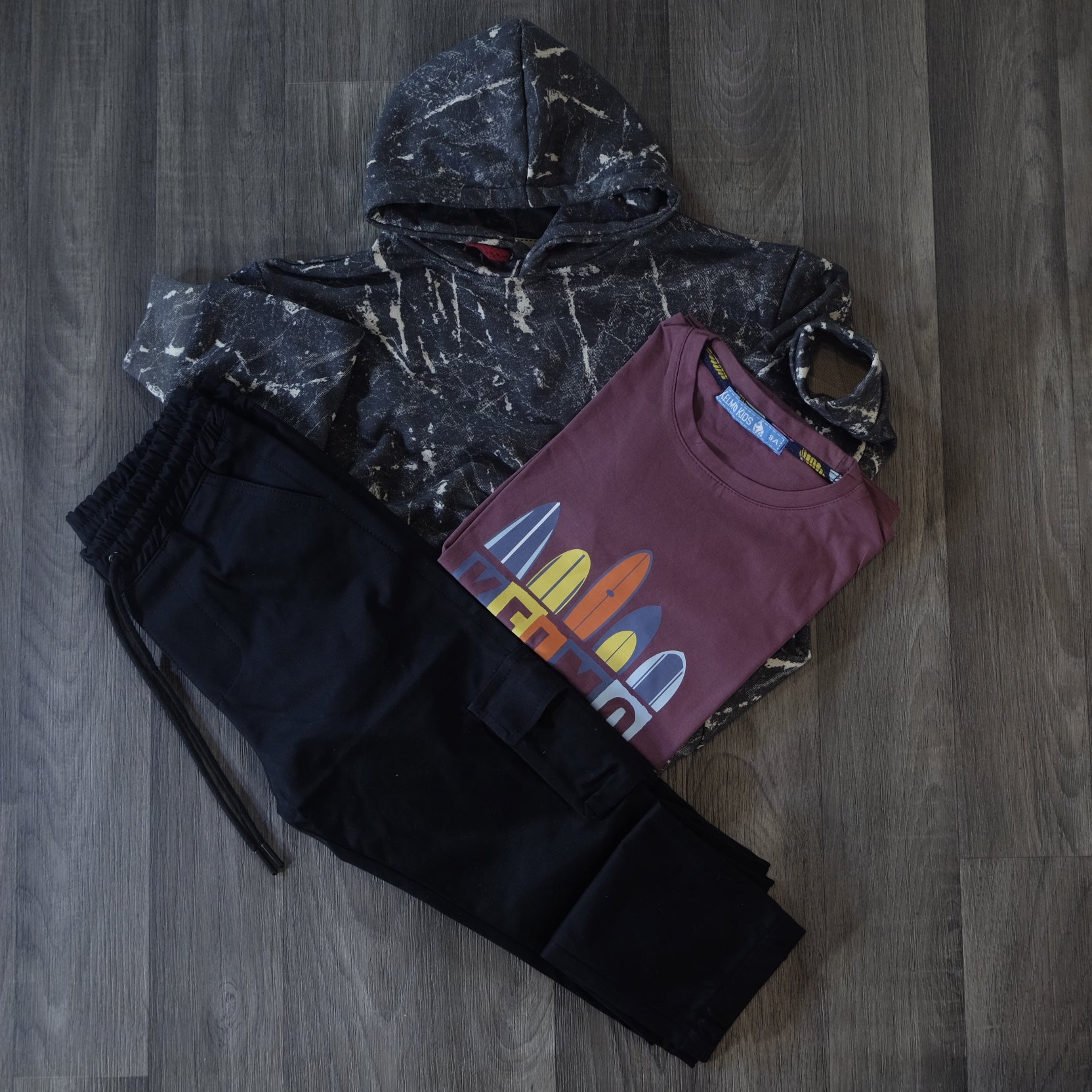Ensemble Enfant 3 Pieces Pantalon Cargo Noir +Sweat a Capuche Camouflage Gris Fonce + T-Shirt Grenat