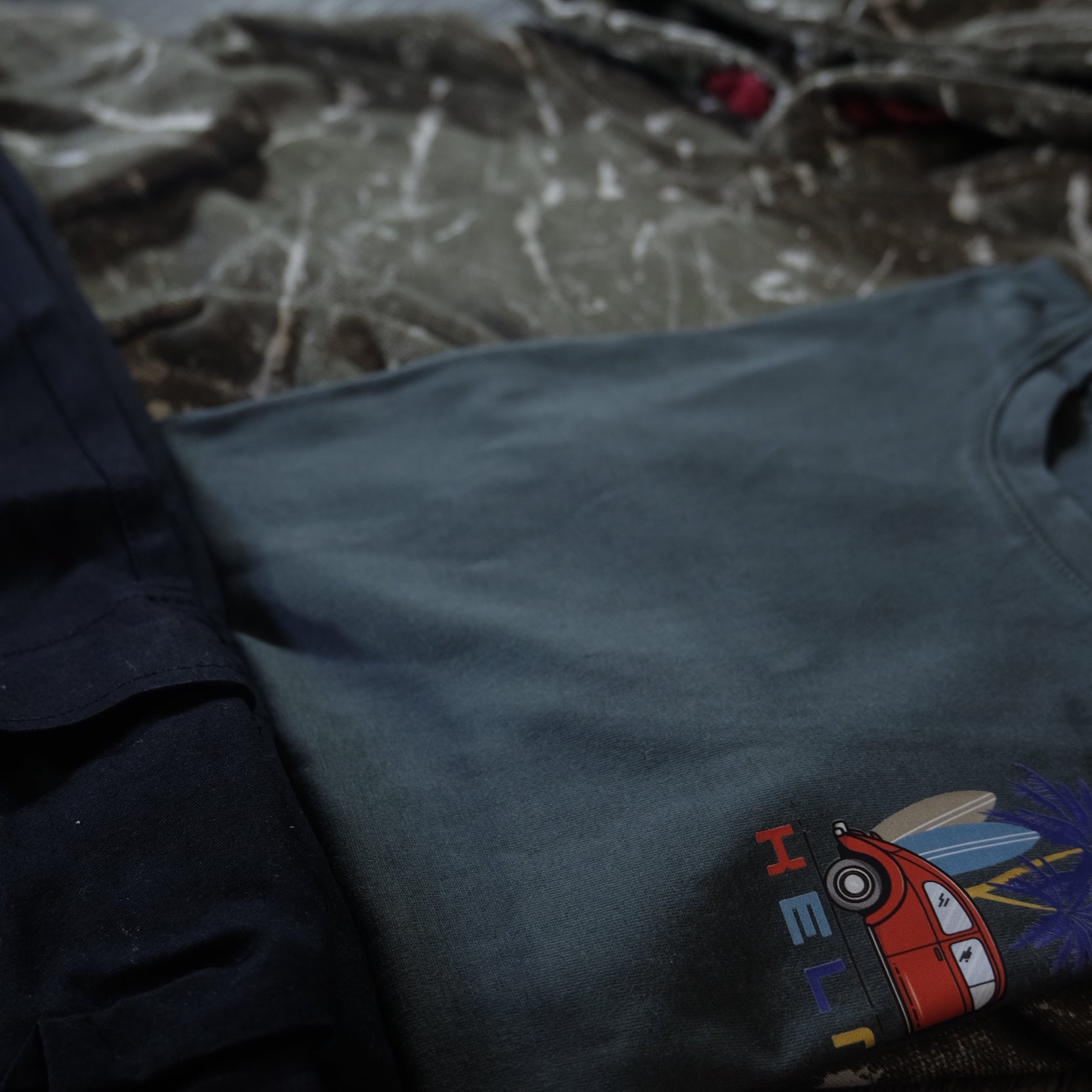 Ensemble Enfant 3 Pieces Pantalon Cargo Noir +Sweat a Capuche Camouflage Kaki + T-Shirt Vert Olive