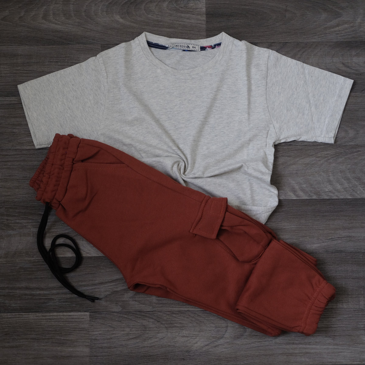 Ensemble Enfant Jogging Cargo Rouge Brique + T-Shirt Gris Chine