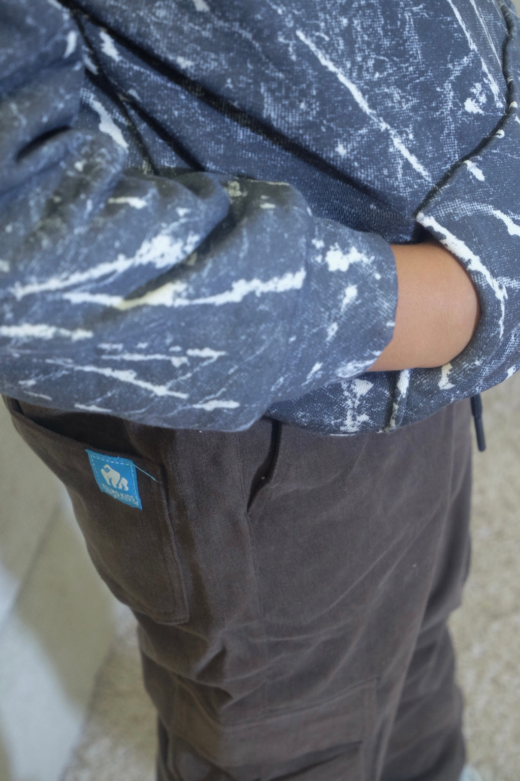 Ensemble Enfant Pantalon Cargo Marron +Sweat a Capuche Camouflage Gris Fonce