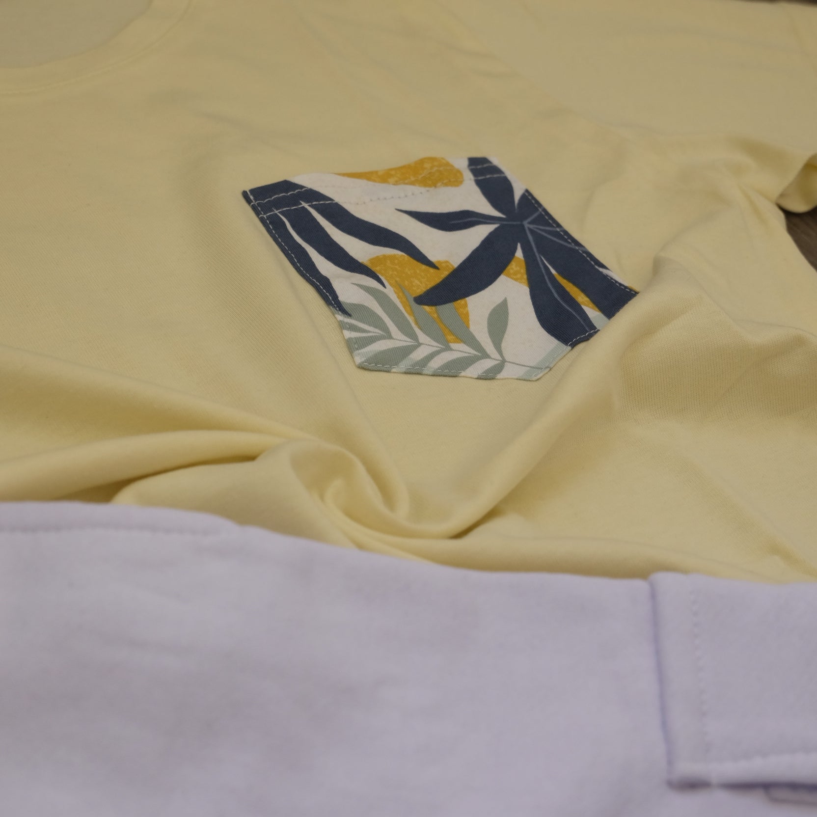 Ensemble Jogging  Cargo Blanc+ T-Shirt Poche Jaune
