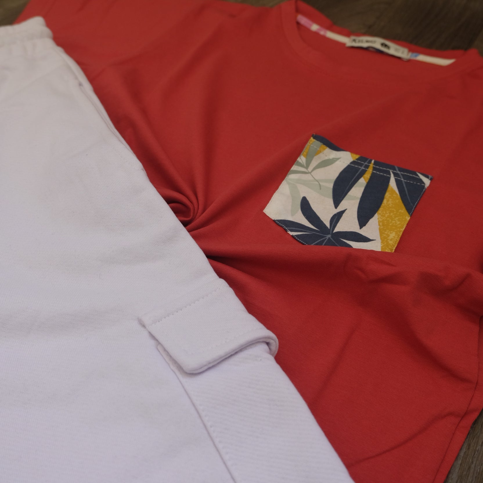 Ensemble Jogging  Cargo Blanc+ T-Shirt Poche Rouge