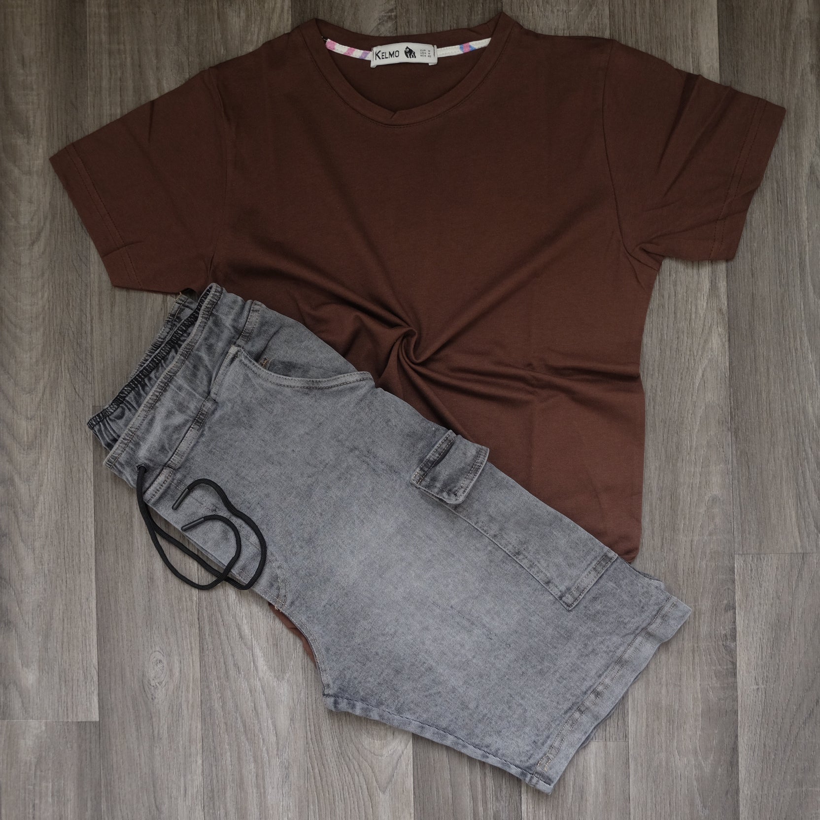Ensemble Short Cargo Baggy Jeans Délavé Gris  + T-Shirt Marron Fonce