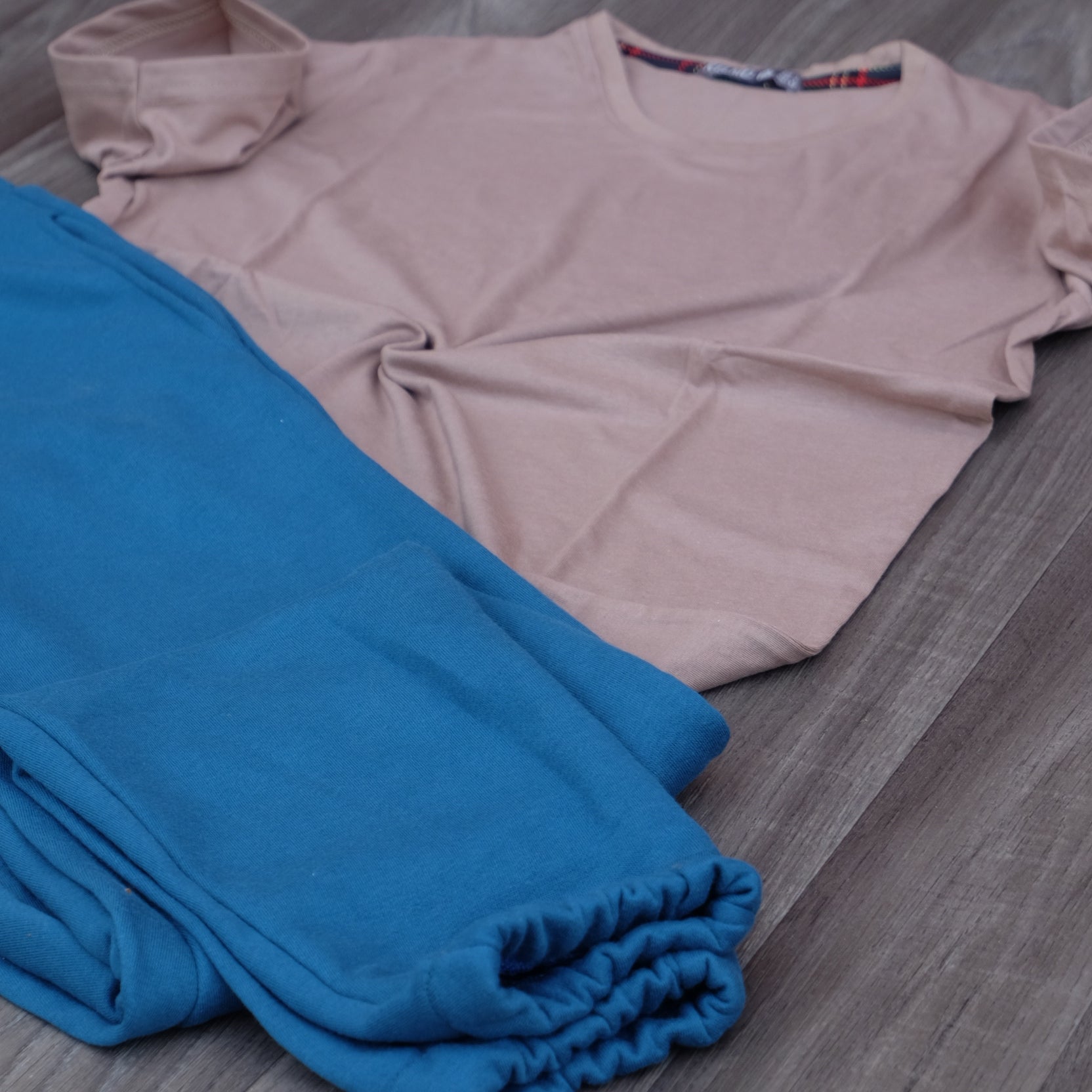 Ensemble T-Shirt Beige caramel + Jogging Indigo